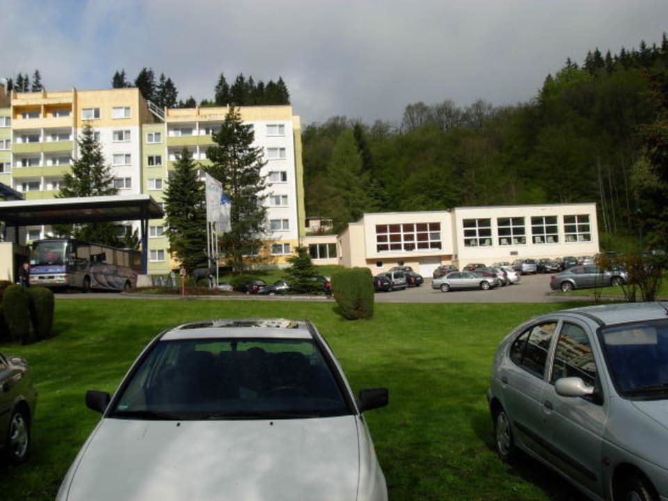 Blick auf Hotel mit Bad & Fitnessraum Morada Hotel Alexisbad