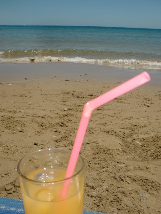 Frischer O-Saft am Strand 2,50€ Corissia Beach Hotel