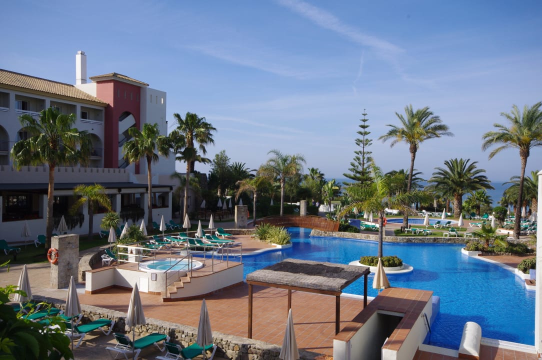 Ausreichend Plätze am Pool Fuerte Conil-Resort