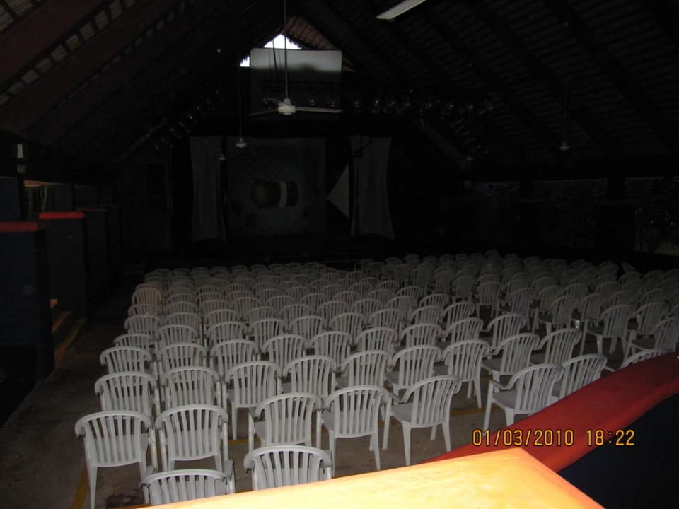 Das Theater in dem abends Shows stattfinden Wyndham Alltra Samana