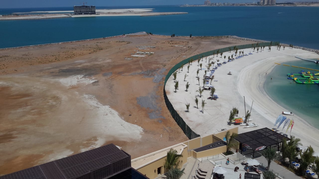Teil des Hotelstrandes DoubleTree by Hilton Resort & Spa Marjan Island