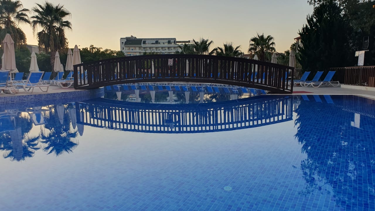 Pool Side Prenses Resort & Spa