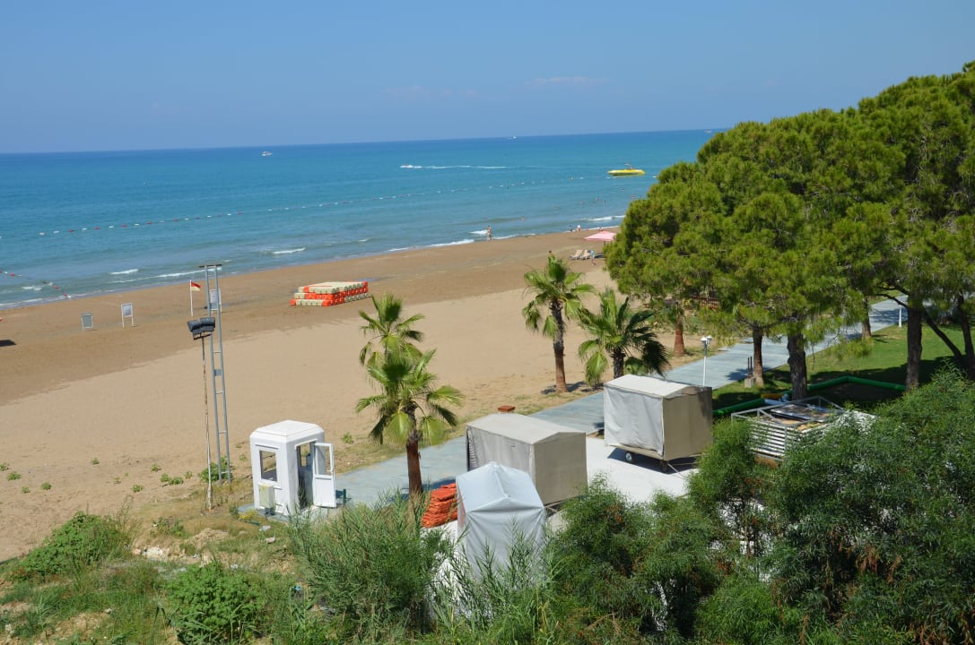 Blick auf Strand rechts vom Hotel ROBINSON PAMFILYA