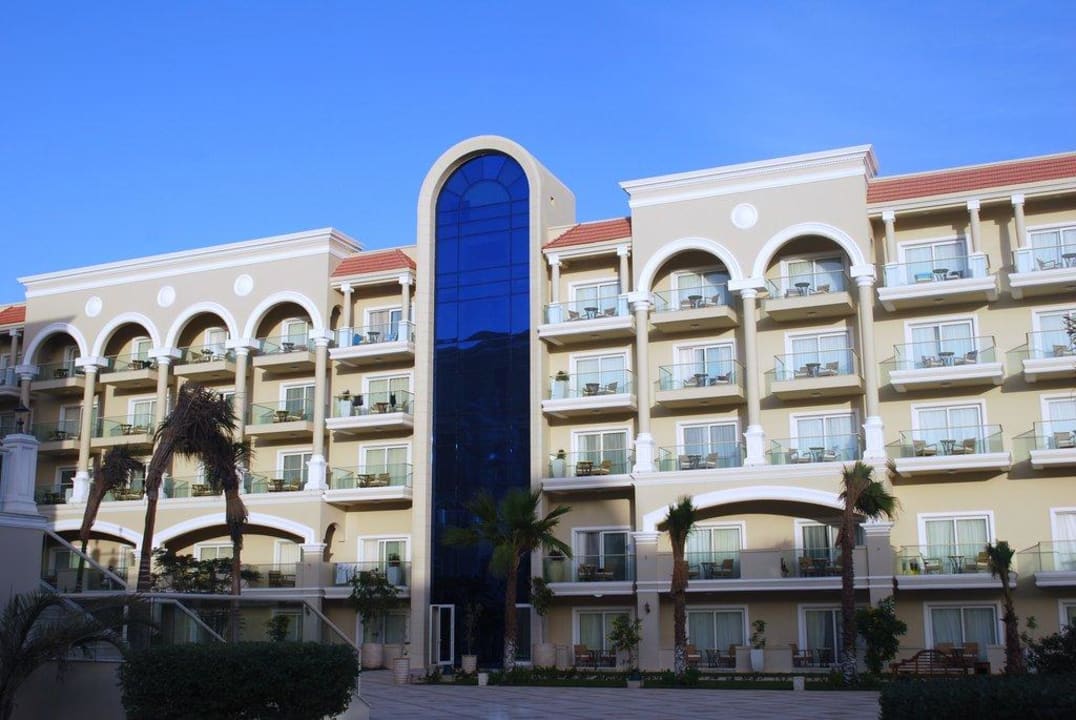 Sicht von Pool auf Hotel Premier Le Reve Hotel & Spa