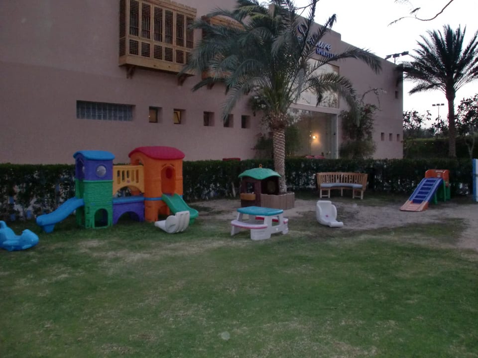 Spielplatz - dahinter Fitnessclub Continental Hotel Hurghada