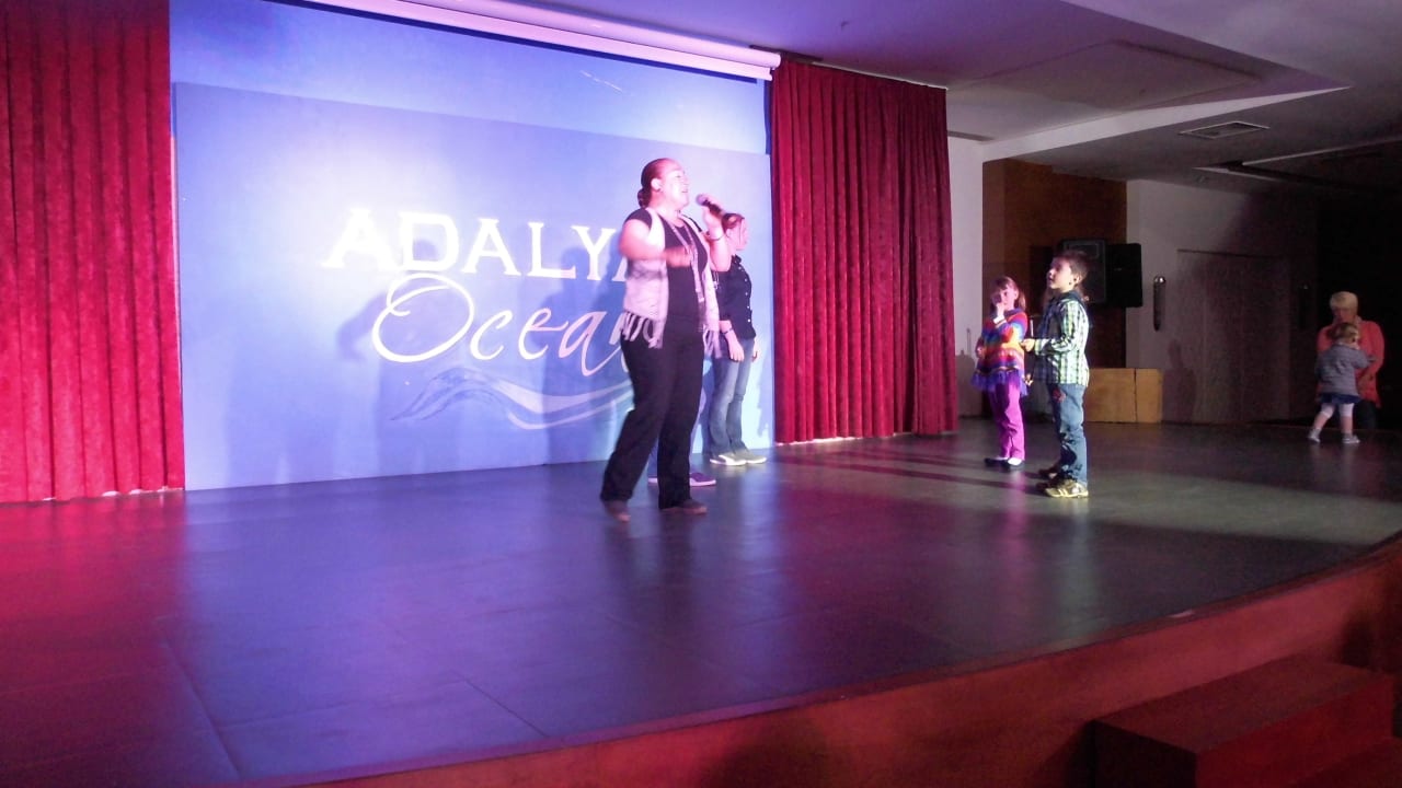 Jasmin tanzt bei der Kinderdisco Adalya Ocean Deluxe