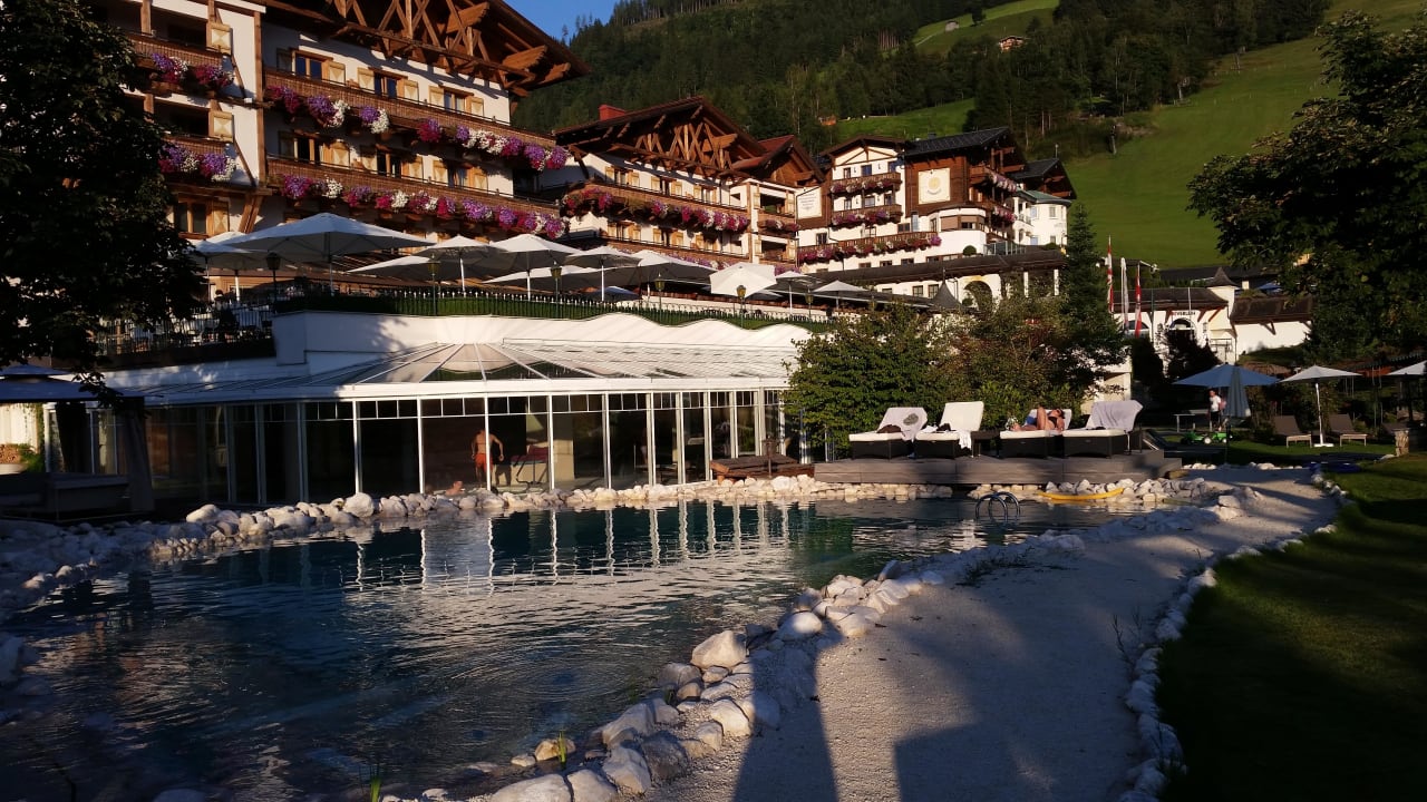 Blick auf das Hotel von der Poolseite Hotel Oberforsthof