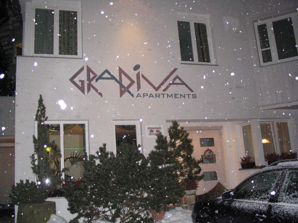 Eingang Apartmenthaus Gradiva Gradiva Apartmens