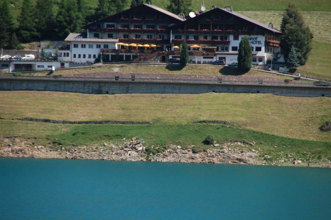 Blick auf das Hotel vom anderen Seeufer Hotel Vernagt am See