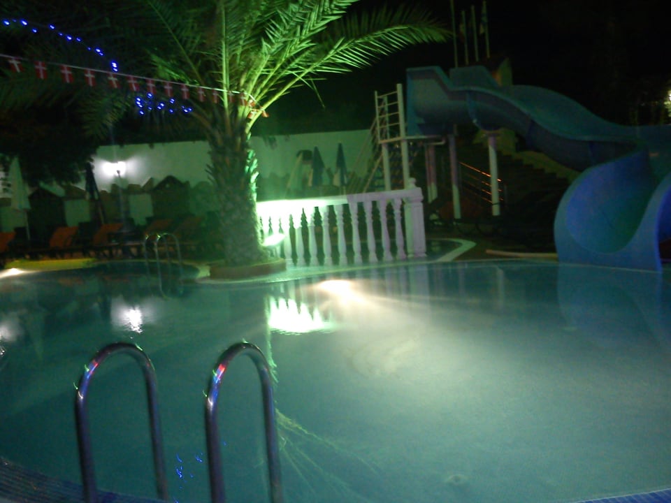 Pool bei Nacht Bella Bravo Suite Hotel