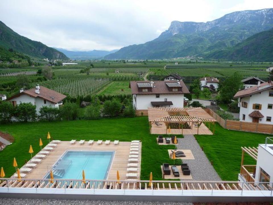 Blick vom obersten Stock auf Garten und Etschtal Theiner's Garten Bio Vitalhotel