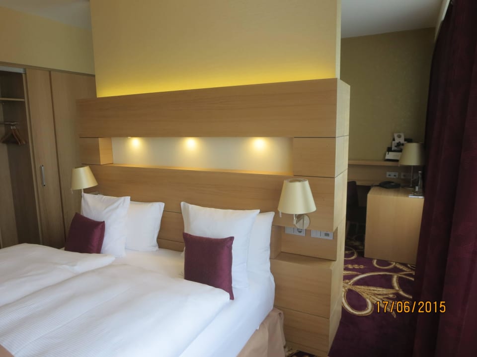 Box-Spring-Bett - Durchgang zur Couch und 2. FS Hotel Mondial am Dom Cologne- MGallery