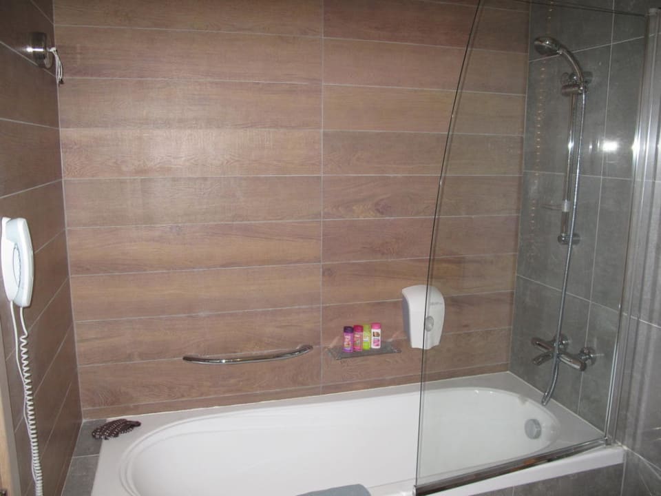 Badezimmer der Junior-Suite alltoura Club Hotel Porto Angeli Beach Resort