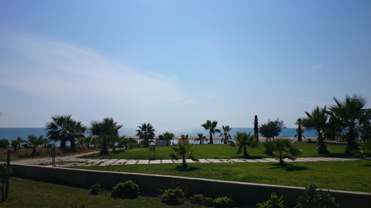 Der  Weg zum Strand Hotel Süral Garden