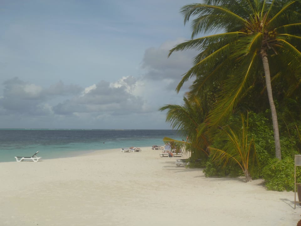 Strandabschnitt (Nord) bei Jacuzzivillen Vilamendhoo Island Resort & Spa