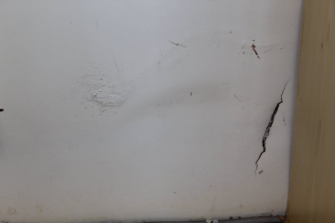 Kleiderschrank Rückwand mit Rissen Hotel Ter Zaele