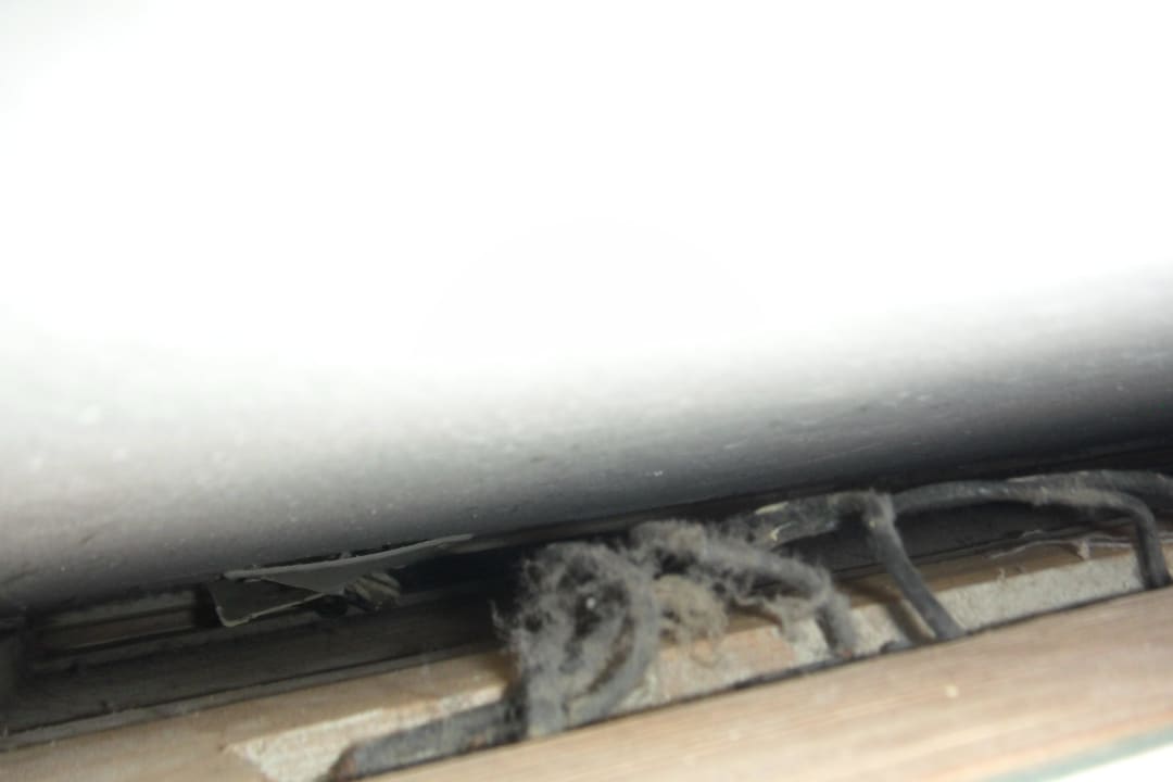 Hinter der Bettumrandung nur Dreck Iberostar Waves Costa Dorada