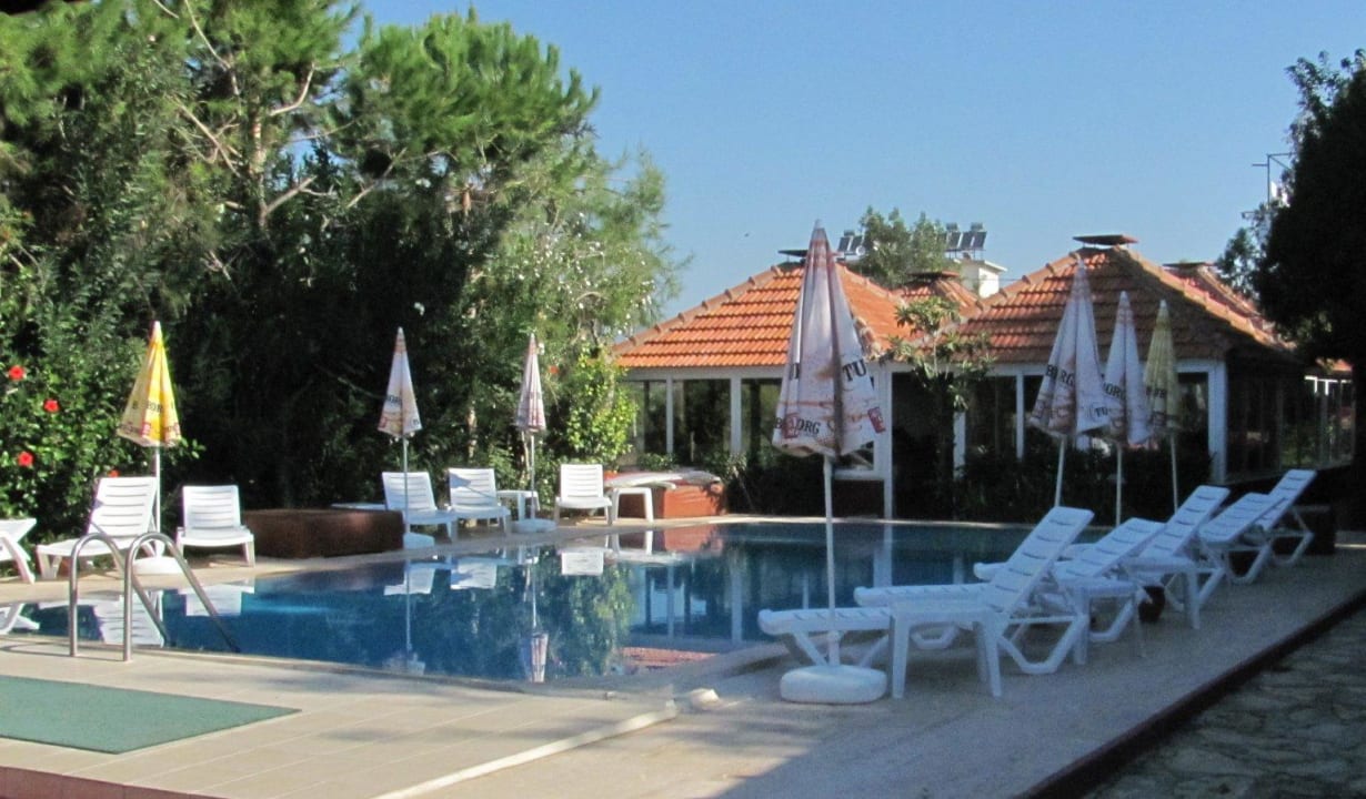 Pool im Garten zwischen Hotel und Taverne As Queen Beach