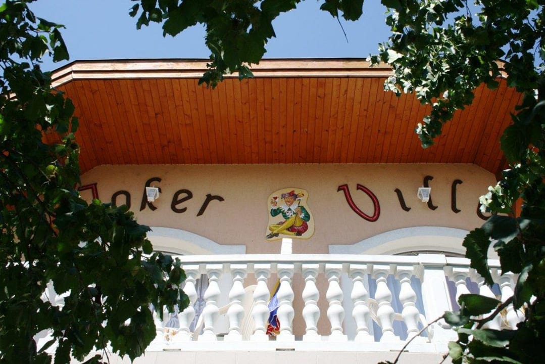 Balkon der Doppelzimmer oben von der Straße aus Apartmanhaus Joker Villa