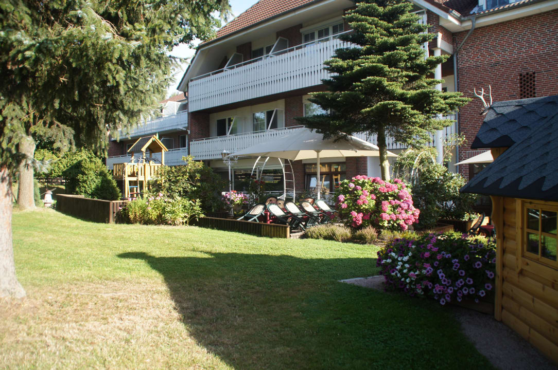 Hotel Frommann Gartenseite mit Grillhütte Frommanns Landhotel & Privatbrauerei