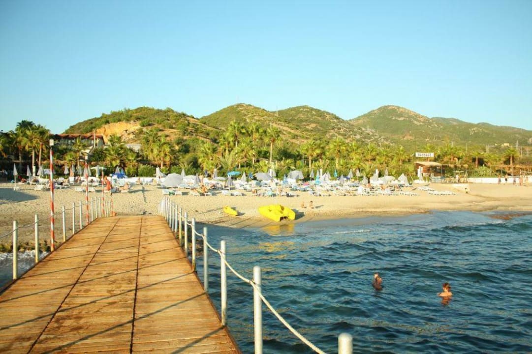 Widok z pomostu na plażę hotelową. Green Paradise Beach Hotel