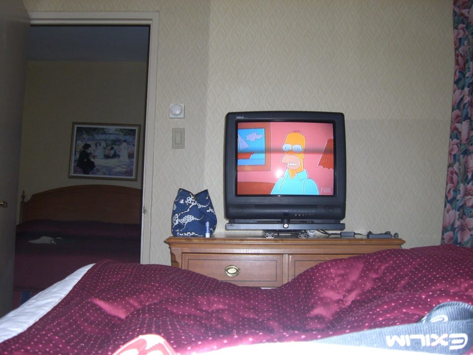 TV am Fußende Ramada by Wyndham Jersey City
