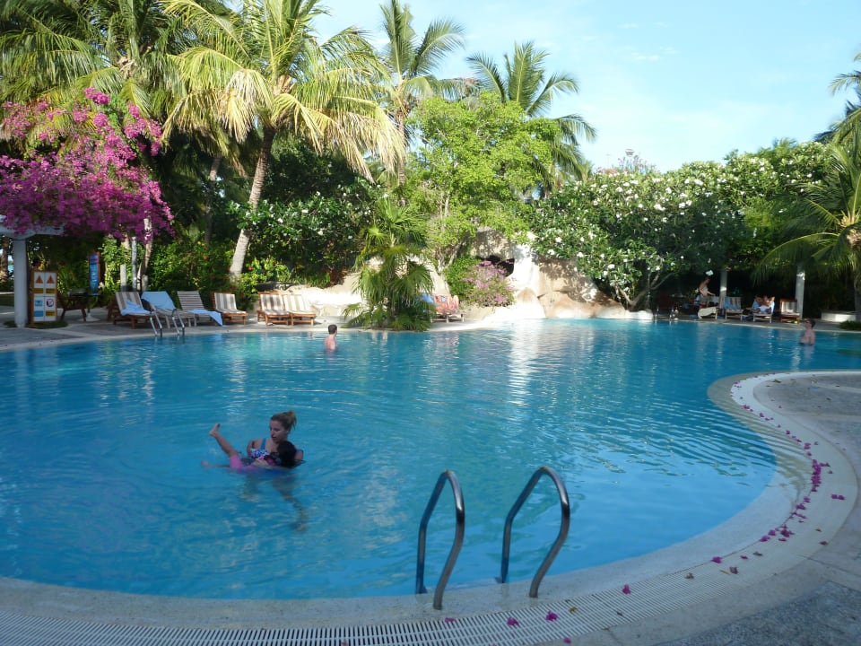 Poolanlage am Fitness SPA Bereich Kuramathi Maldives