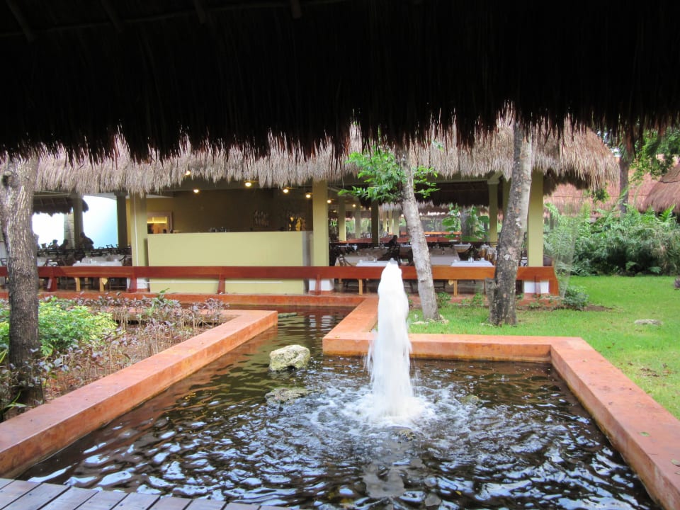 Einer der vielen schönen Brunnen Iberostar Waves Tucan