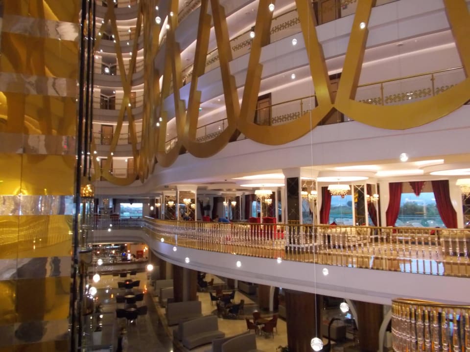 Viel gold und glitter Dream World Aqua Hotel