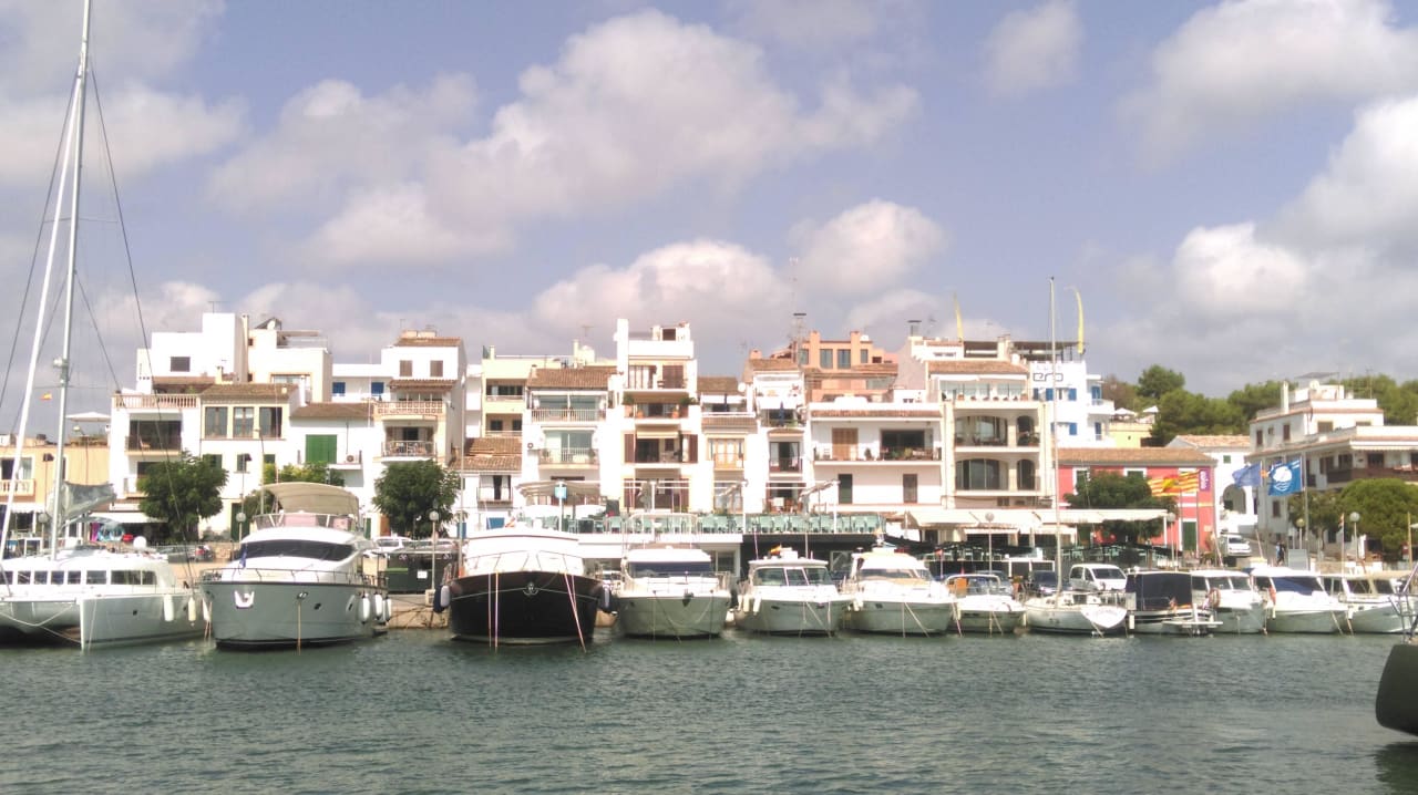 Rechts im Bild in zweiter Reihe ist das Hotel Som Suret Hotel