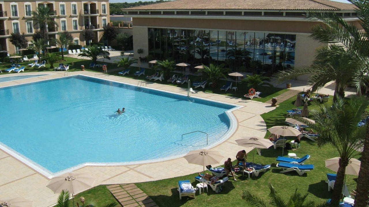 Gartenanlage mit Poolbereich Grupotel Playa de Palma Suites & Spa