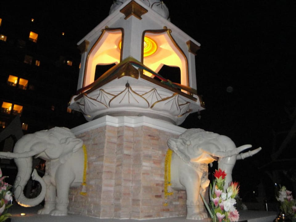 Abends am Pool  Hotel Grand Pacific Sovereign Resort & Spa