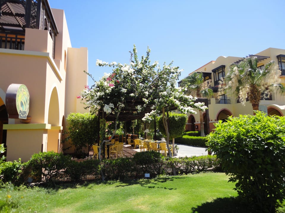 Уютное кафе Jaz Makadi Saraya Resort