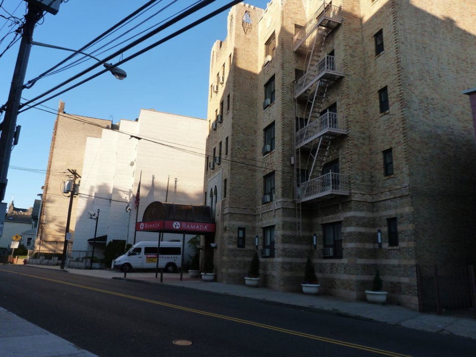 Blick auf die vorbeiführende Strasse Ramada by Wyndham Jersey City