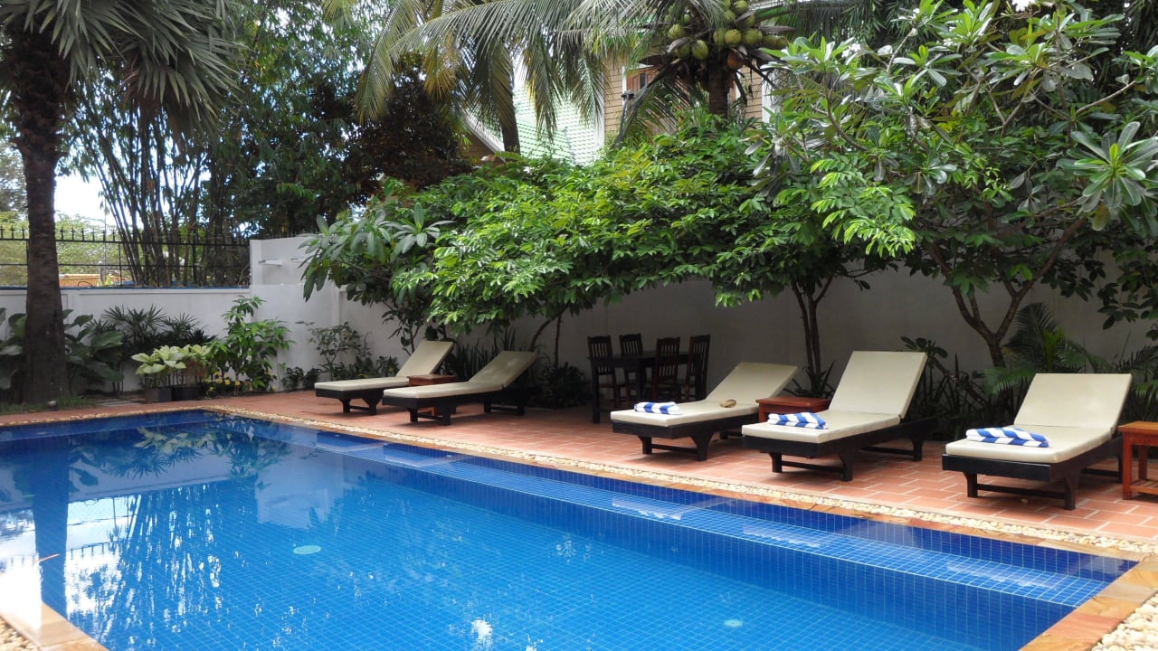 Pool vor dem Eingang zum Hotel Po Residenz