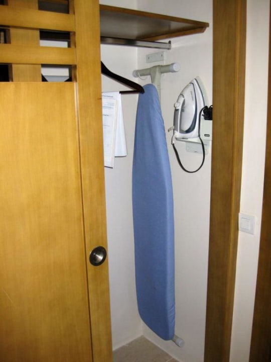 Bügeleisen / brett im Schrank Iberostar Waves Punta Cana