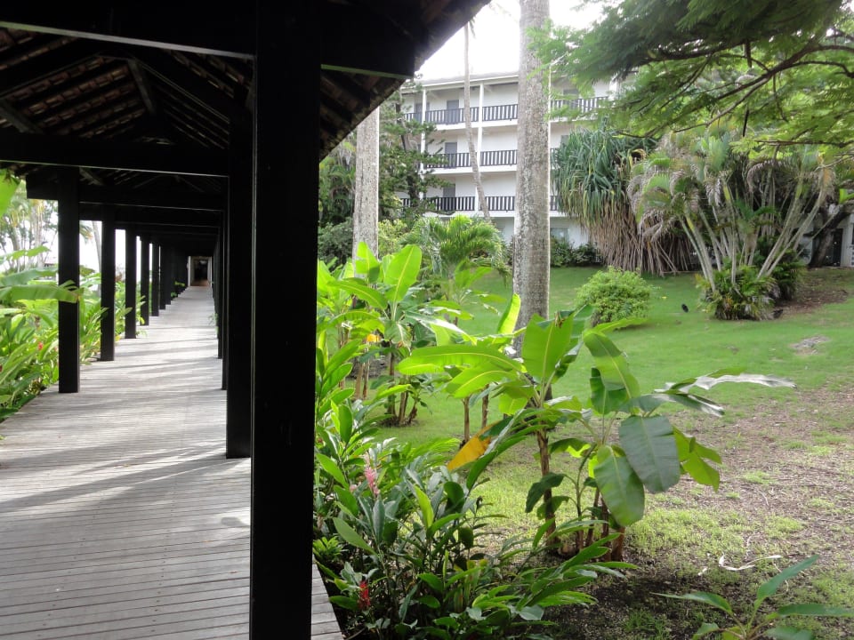 Überdachte Wege zwischen den Gebäuden La Creole Beach Hotel & Spa