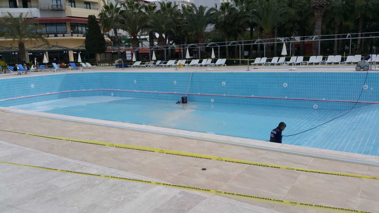 Pool wird gereinigt Hotel Miramare Beach
