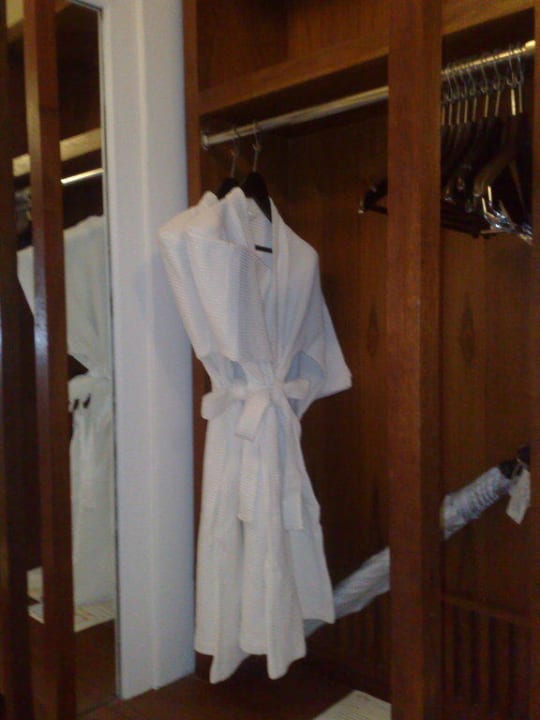 Kleiderschrank offen Pavilion Samui Villas & Resort