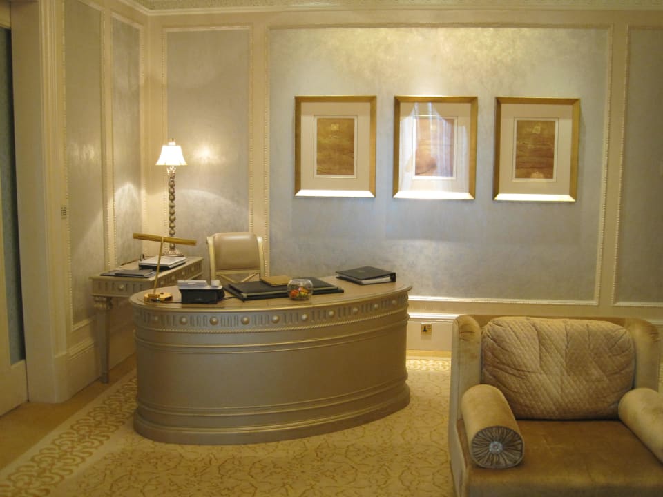 Schreibtisch mit Notebook Emirates Palace Mandarin Oriental