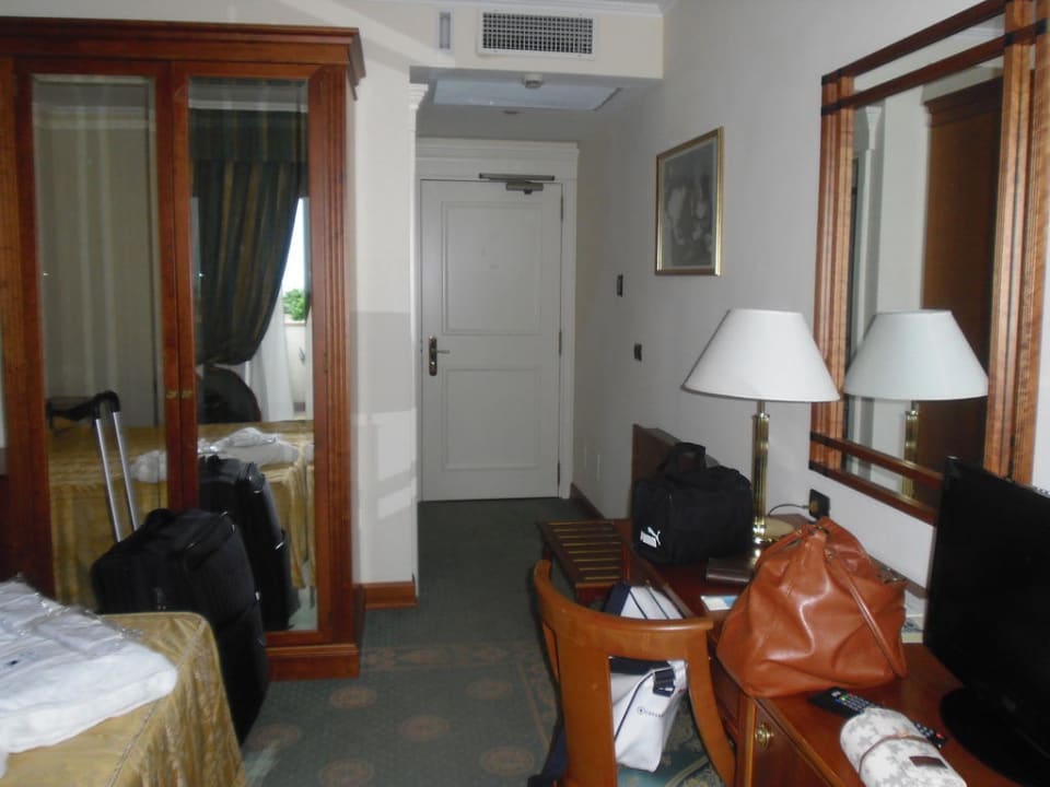 Blick Richtung Eingangstür und Bad Hotel Savoy Palace