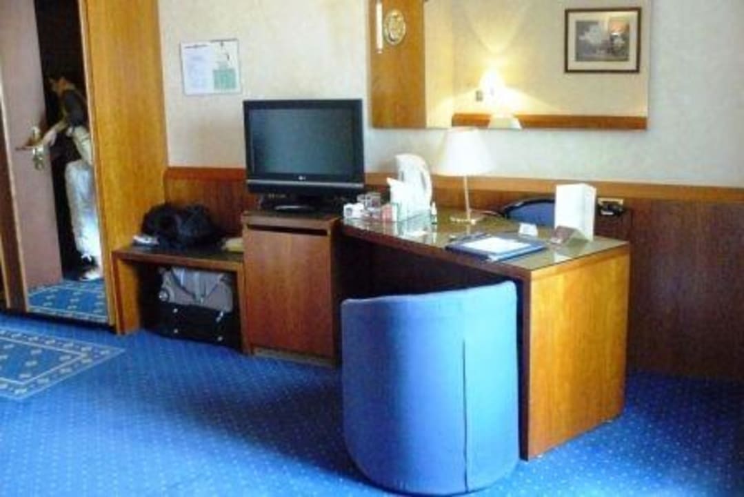 TV and working table Best Western Premier Hotel Cappello D'Oro