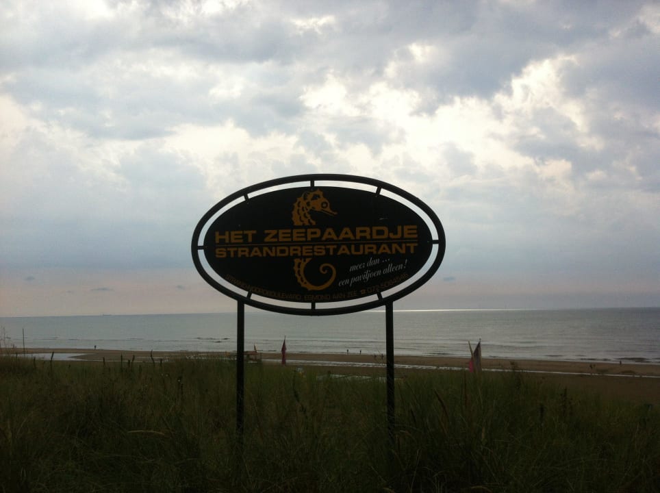 Schild zur Strandbar, gegenüber Hotel Strandhotel Golfzang