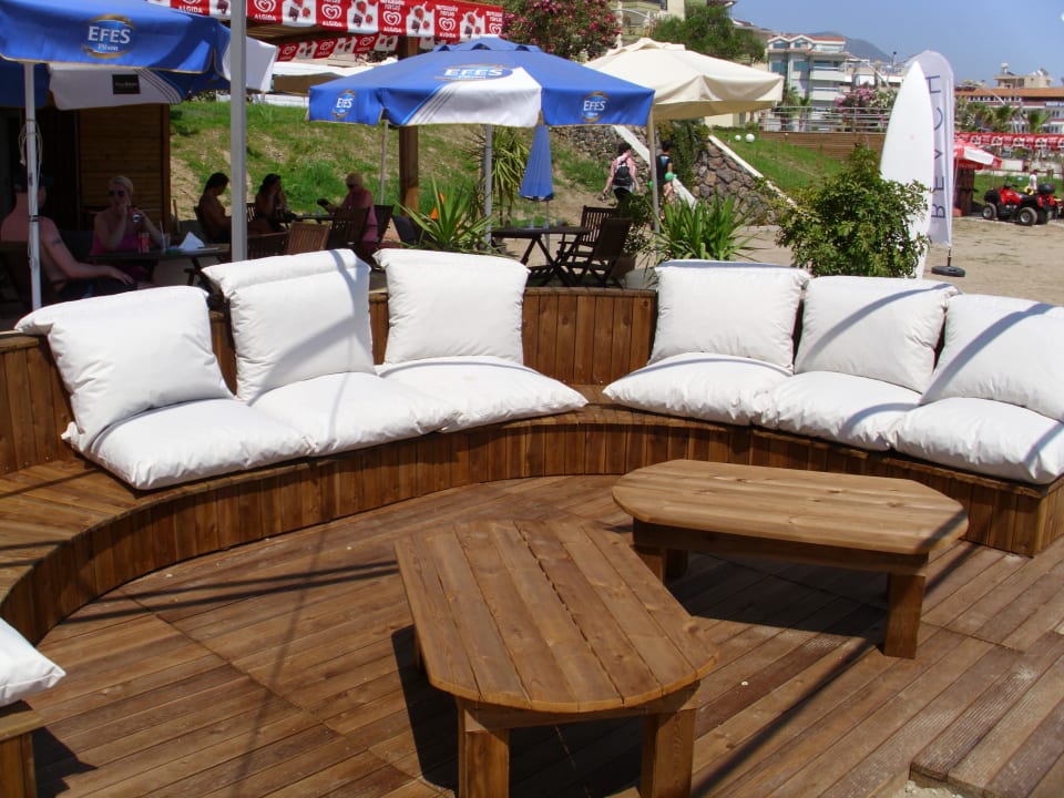 Blick auf die Sitzecke am Strand Blue Diamond Alya