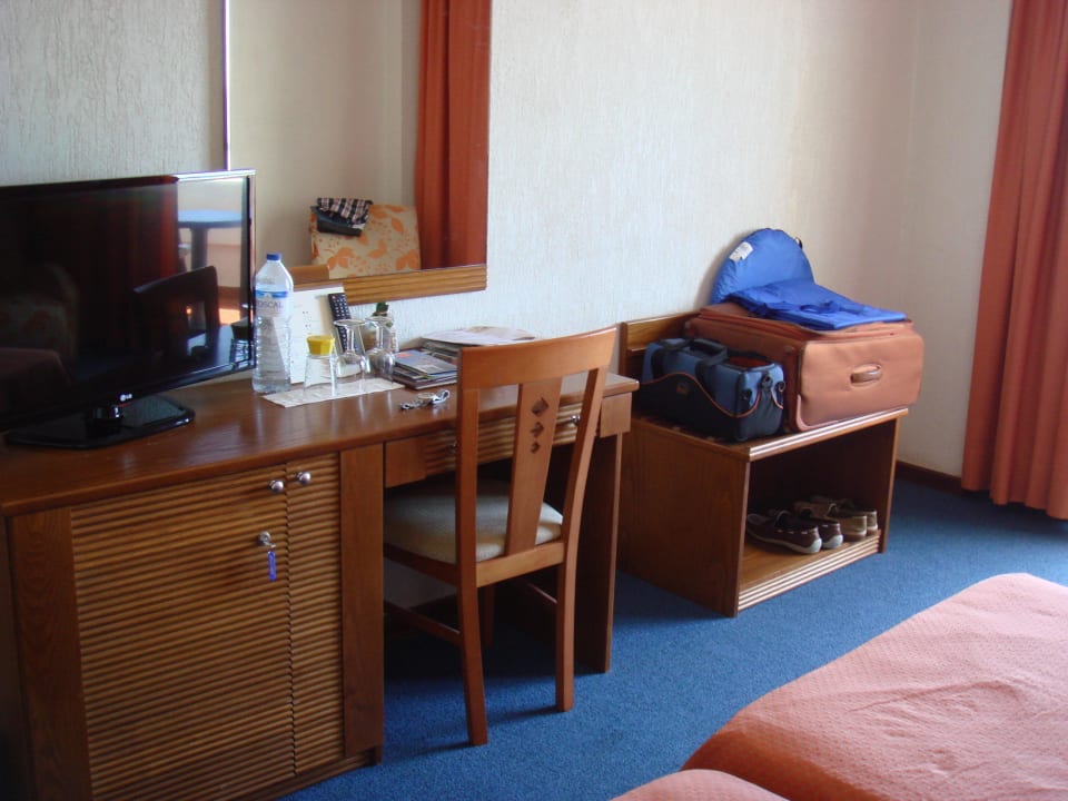 Leere Minibar, großer LG TV und Schreibtisch Hotel Lancelot