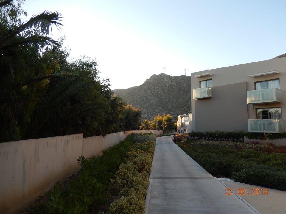 Außenweg durch die Hotelanlage Akti Palace Resort & Spa