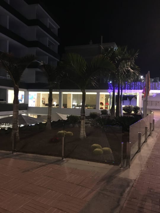 Eingang am Abend  alltoura Club Hotel Akeah Broncemar