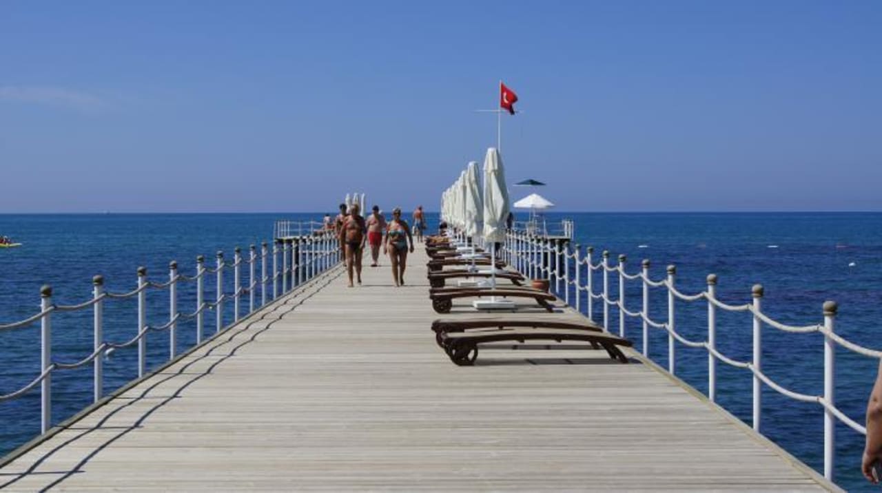 Bade-Steg mit Liegen, Schirmen & Lounge PALOMA Perissia