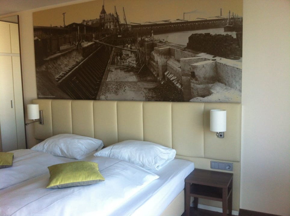 Schlafraum mit Gemälde Best Western Hotel Bremerhaven
