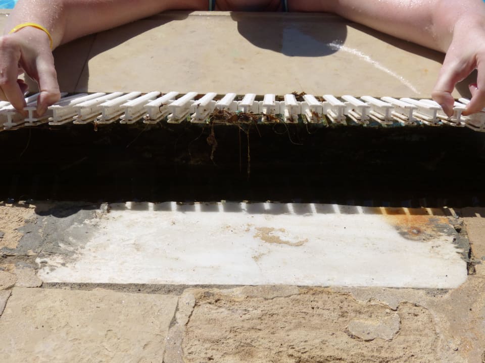 Versifftes Poolgitter Eri Beach & Village